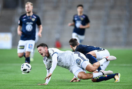 Djurgårdens Kerim Mrabti i kamp om bollen med Jönköpings