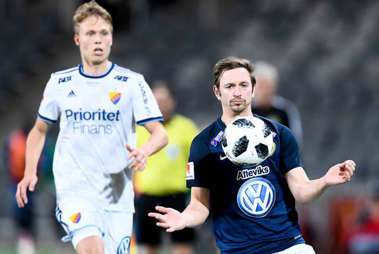 Jönköpings södras Fredrik Olsson tar emot bollen i