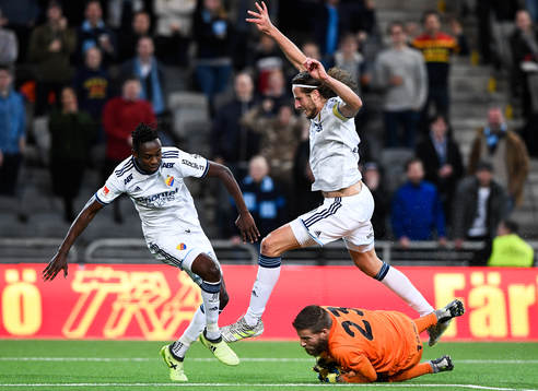 Djurgårdens Jonas Olsson och Tinotenda Kadewere i kamp om