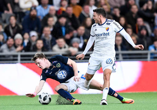 Djurgårdens Kerim Mrabti i kamp om bollen med Jönköpings