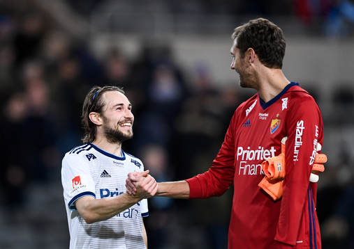 Djurgårdens Kevin Walker jublar med målvakt Andreas