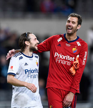 Djurgårdens Kevin Walker jublar med målvakt Andreas