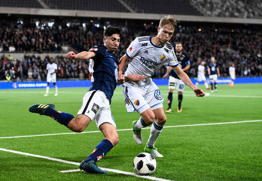 Djurgårdens Jonathan Augustinsson i kamp om bollen med
