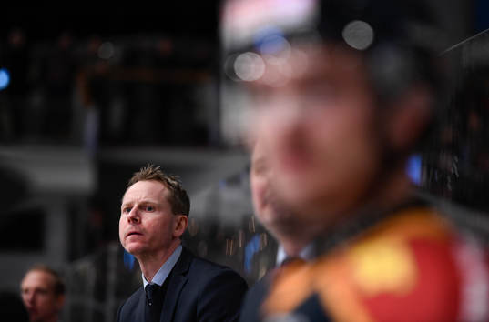 Djurgårdens tränare Robert Ohlsson i ishockeymatchen