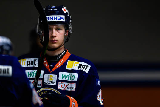 Växjös Elias Pettersson på väg ut till värmning före
