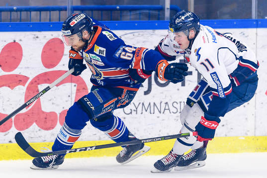 Växjös Eric Martinsson jagas av Linköpings Henrik