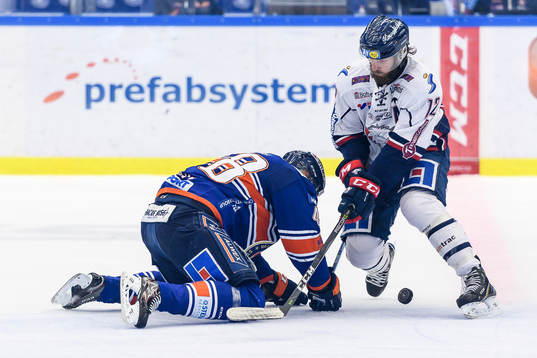 Linköpings Sebastian Karlsson tacklar Växjös Daniel