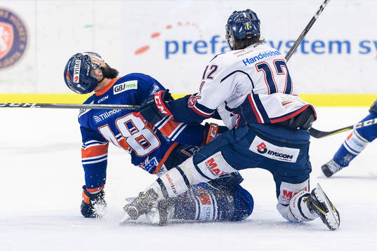 Linköpings Sebastian Karlsson tacklar Växjös Daniel