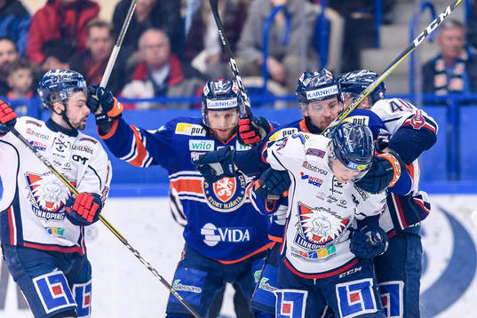 Gruff mellan Växjös Arvid Lundberg och Linköpings Mathis