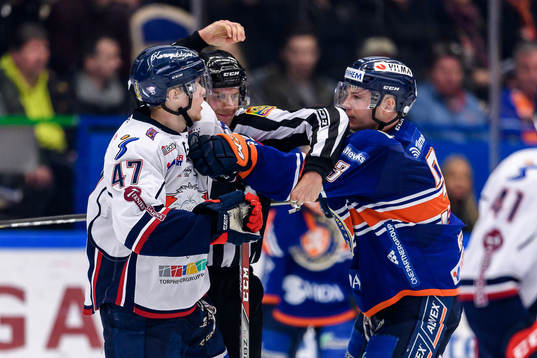 Gruff mellan Linköpings Anton Karlsson och Växjös Oliver