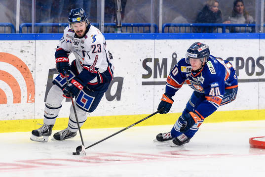 Linköpings Niklas Persson jagas av Växjös Elias