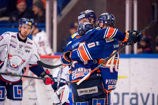 Växjös Elias Pettersson jublar med lagkamrater