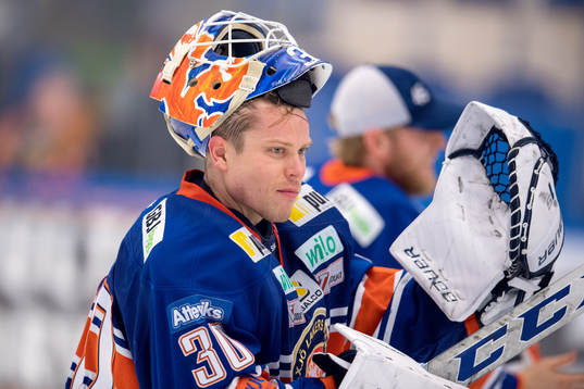 Växjös målvakt Viktor Fasth jublar