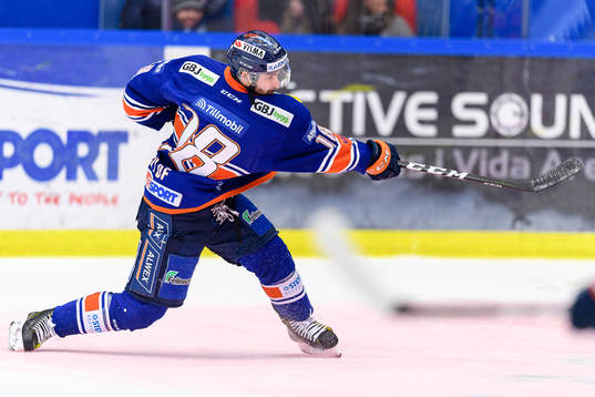 Växjös Andrew Calof skjuter mot mål