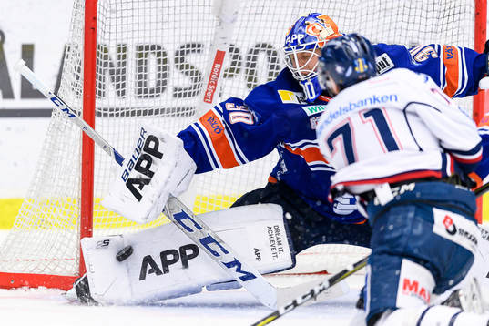 Växjös målvakt Viktor Fasth stoppar ett skott