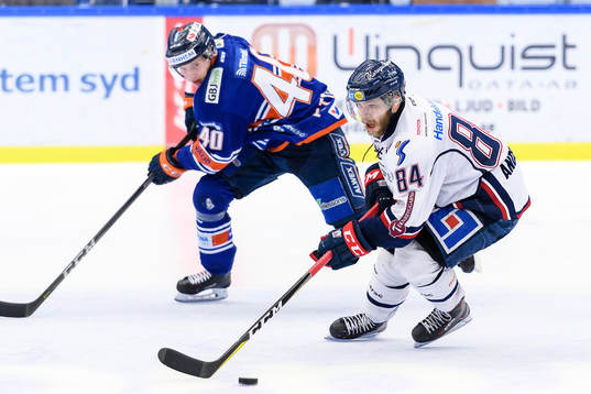Linköpings Jimmy Andersson jagas av Växjös Elias
