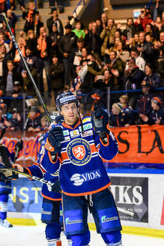Växjös Peter Andersson jublar framför fansen