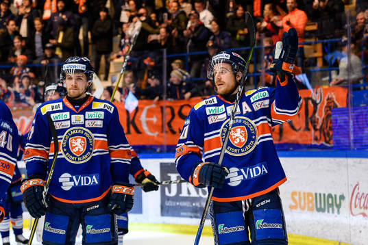 Växjös Erik Josefsson jublar framför fansen