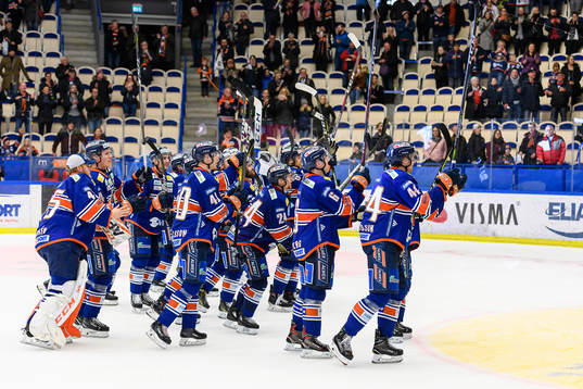 Växjös spelare jublar framför fansen