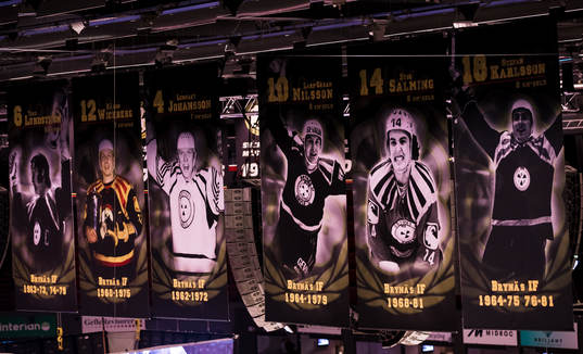 Flaggor med Brynäslegender i taket innan ishockeymatchen i