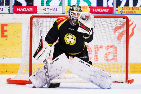 Brynäs målvakt Linus Fernström med en räddning