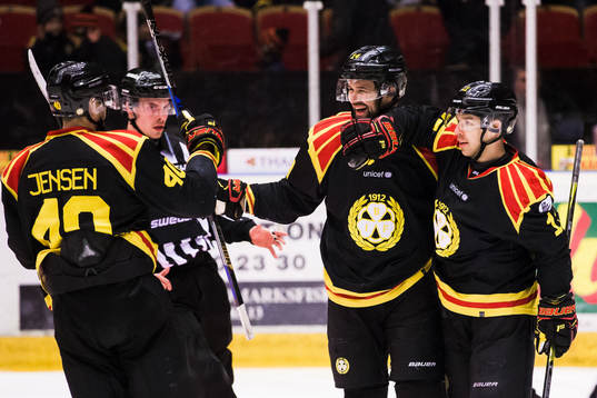 Brynäs Johan Alcén jublar med Kevin Clark och Jesper
