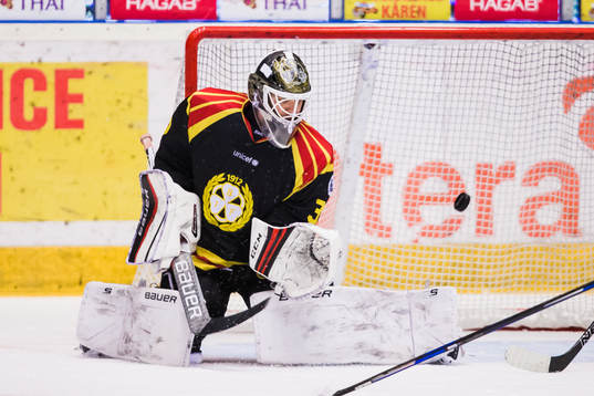 Brynäs målvakt Linus Fernström med en räddning
