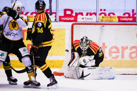 Brynäs målvakt Linus Fernström med en räddning