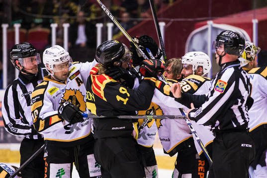 Brynäs Ludvig Nilsson och Skellefteås Andreas Wingerli i