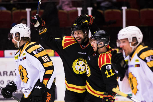 Brynäs Johan Alcén jublar med Kevin Clark