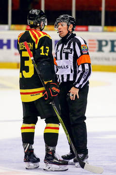 Brynäs Ryan Gunderson diskuterar med domaren
