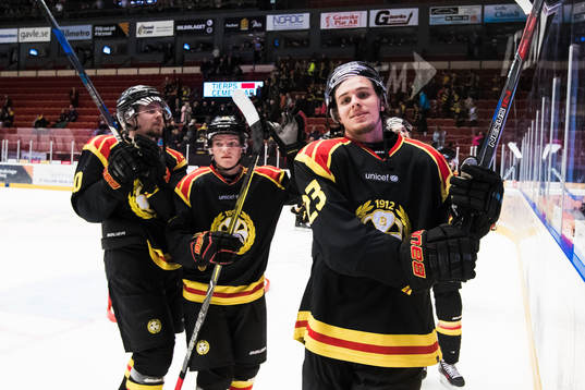 Brynäs Lucas Carlsson jublar med lagkamrater