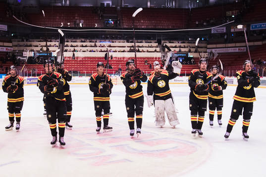 Brynäs spelare jublar