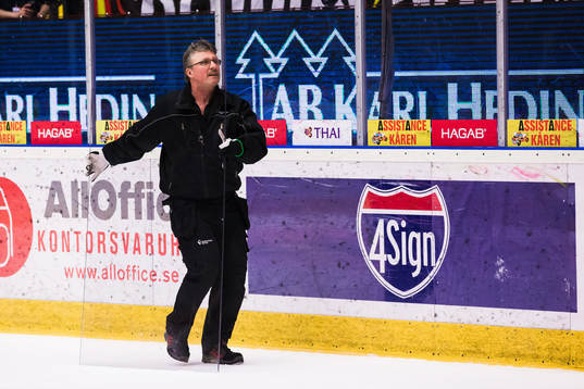 Personal med en skiva plexigas på isen