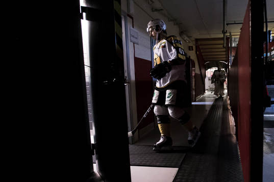 Skellefteås Fredrik Lindgren innan ishockeymatchen i SHL