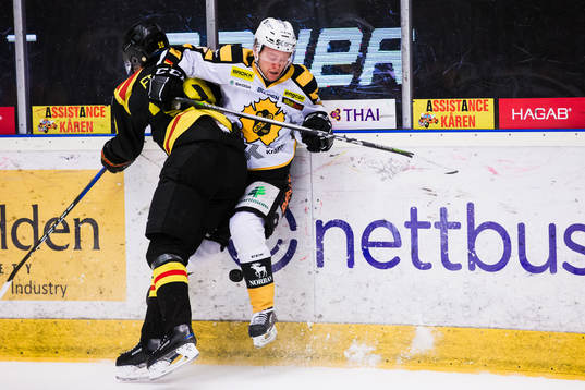 Brynäs Marcus Ersson tacklar Skellefteås Sebastian Ohlsson