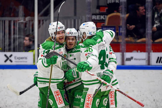 Rögles Bryan Lerg jublar med lagkamrater