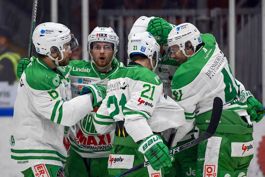 Rögles Daniel Sylwander jublar med lagkamrater