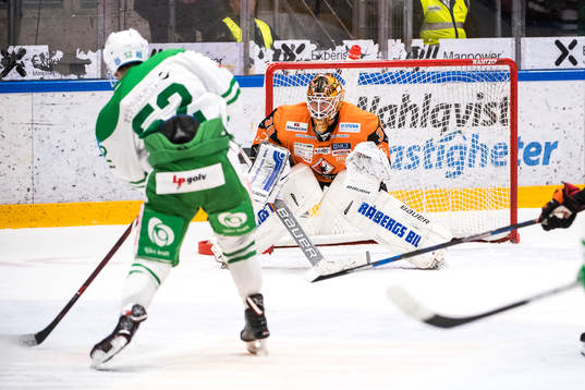 Rögles Lucas Elvenes gör 0-3 bakom Karlskronas målvakt