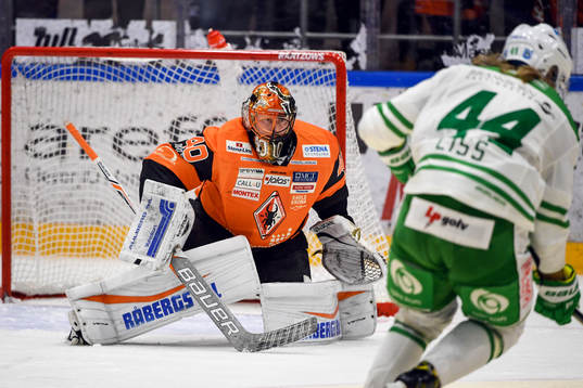 Rögles Olle Liss och Karlskronas målvakt Johan Holmqvist