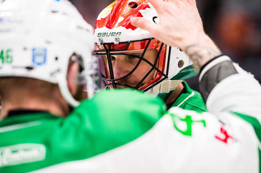 Rögles Janne Jalasvaara   och målvakt Justin Pogge  jublar