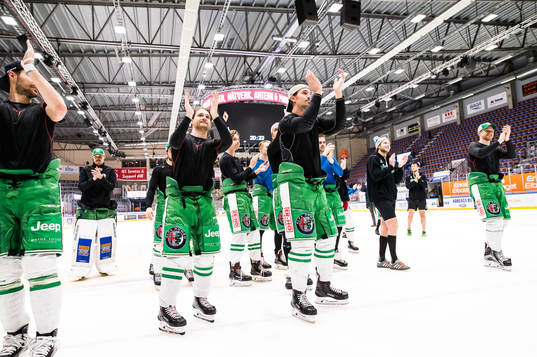 Rögle jublar och tackar supportrarna