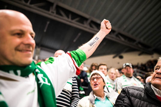 Röglö supportrar jublar