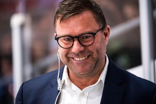 Rögles tränare Patrik Ross jublar