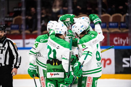 Rögles Ted Brithén jublar med lagkamrater