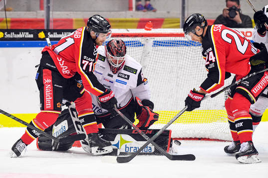 Luleås Patrick Cehlin och Malmö Redhawks målvakt Oscar