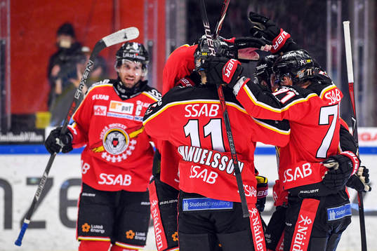 Luleås Robin Kovacs jublar med lagkamrater