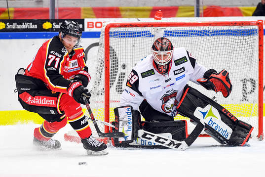 Luleås Patrick Cehlin och Malmö Redhawks målvakt Oscar