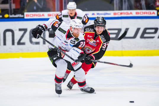 Malmö Redhawks Jens Olsson och Luleås Isac Lundeström