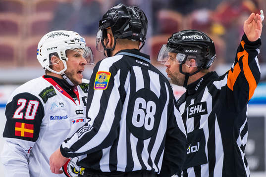 Malmö Redhawks Erik Forssell diskuterar med domare Patrik